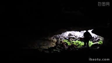 在夏威夷，一对夫妇带着闪光灯冒险进入熔岩管